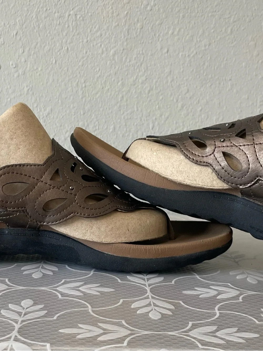 Vintage Rockport Women's Pewter Bronze Laser-Cut Toe-Post Slingback Stud Accents